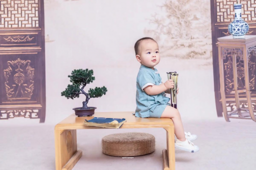 中国香港女宝宝换尿布