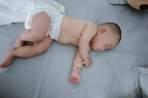 中国香港宝宝胳膊上起红疙瘩 中国香港宝宝胳膊上起红疙瘩